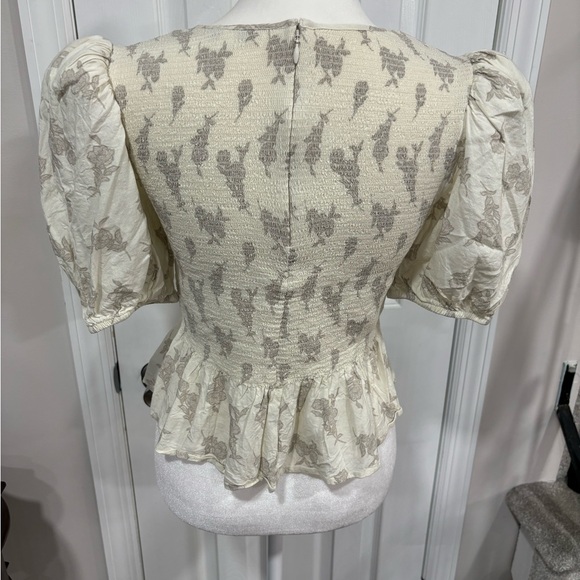 express floral smocked top with puff sleeves size S - Picture 4 of 4